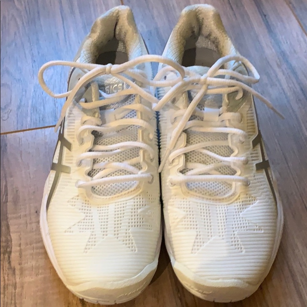 Tennis shoes